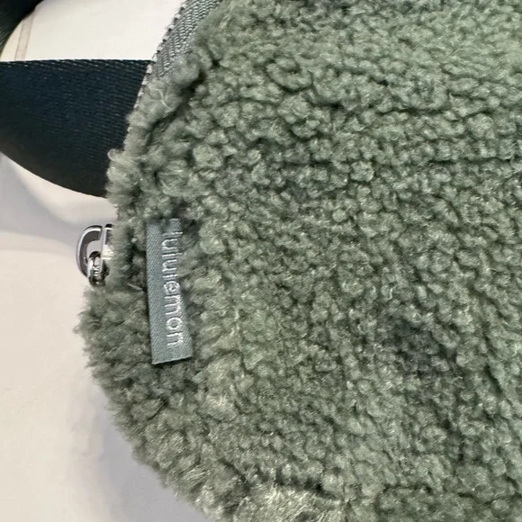 NWT lululemon fleece belt bag - Picture 2 of 12